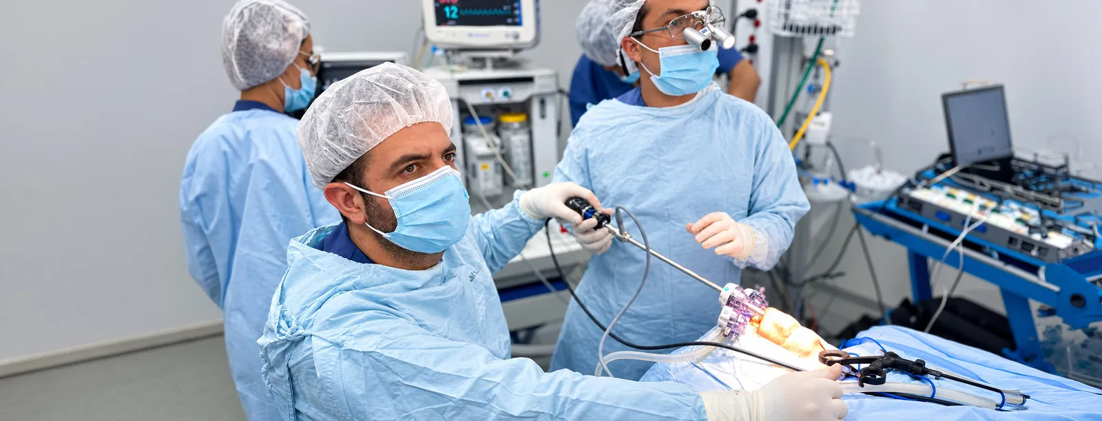 Dr. Juan Carlos Forero Turca, cirujano experto en tiroides en Colombia, realizando cirugía de cabeza y cuello en quirófano en Bogotá