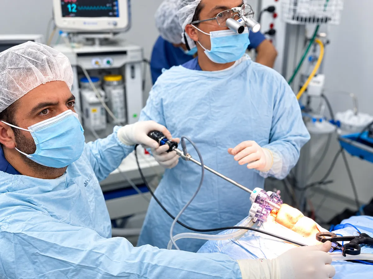 Dr. Juan Carlos Forero Turca en quirófano realizando cirugía endoscópica de cabeza y cuello en Bogotá