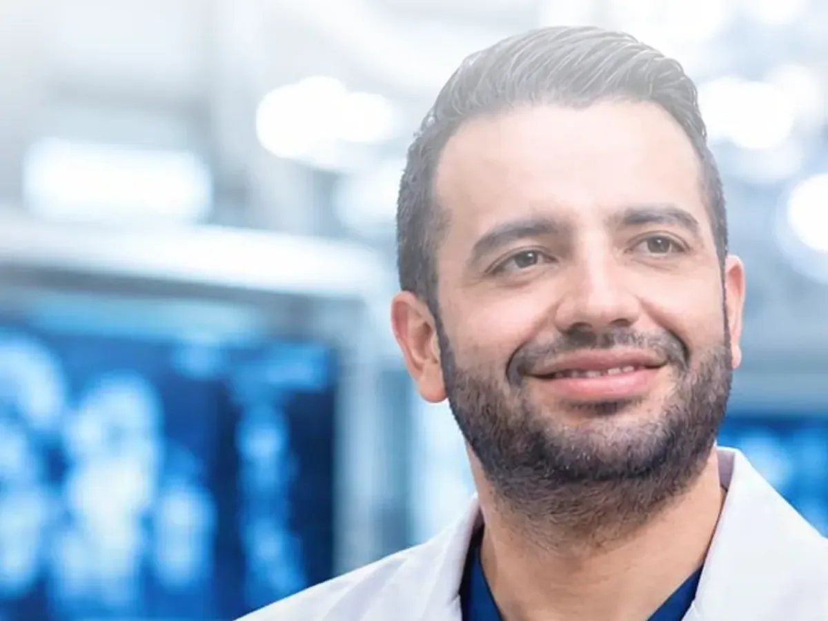 Dr. Juan Carlos Forero Turca, cirujano de cabeza y cuello formado en la FUCS y en el Instituto Albert Einstein, con bata médica en Bogotá