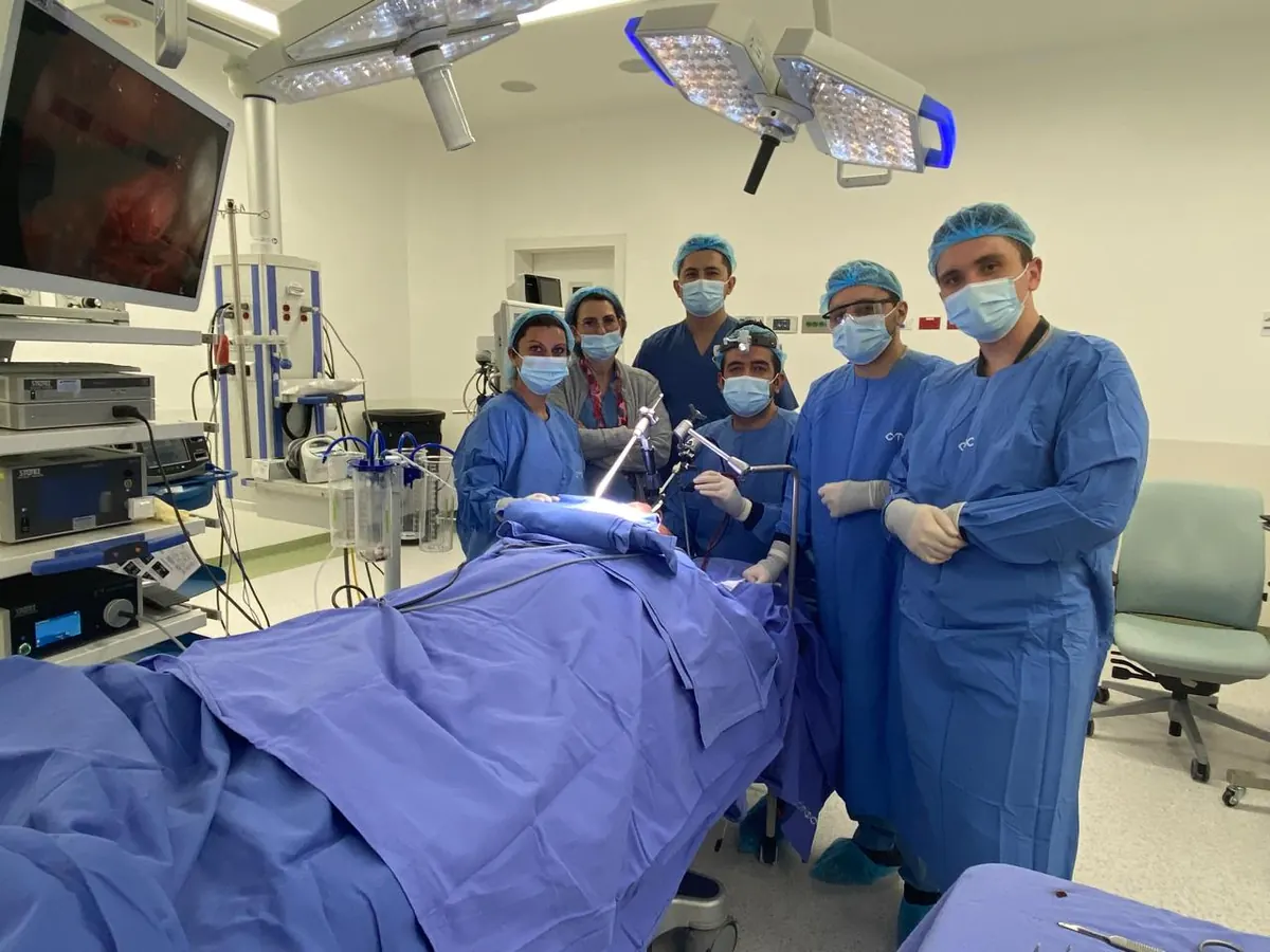 Equipo quirúrgico del Dr. Forero en procedimiento de cirugía de tiroides endoscópica