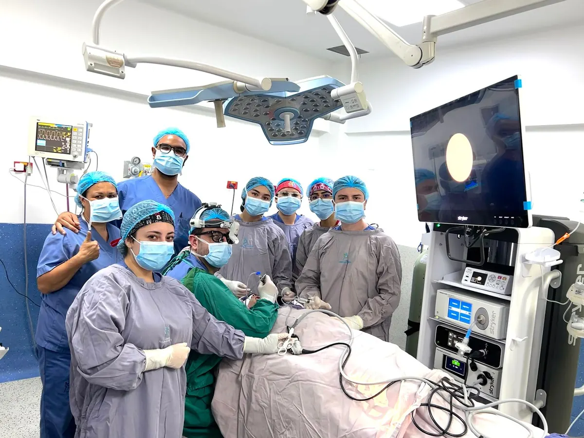 Cirugía endoscópica de laringe en quirófano con equipo de video