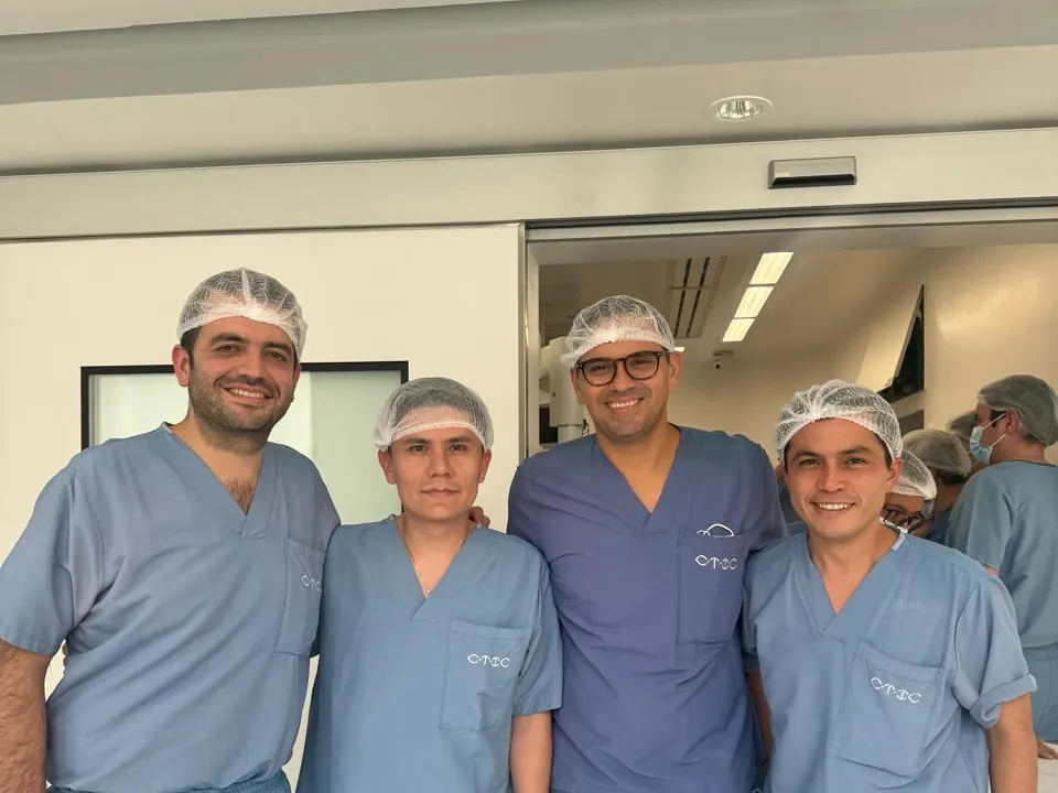 Cáncer de lengua Equipo de cirugía de cabeza y cuello para tratamiento de cáncer de lengua